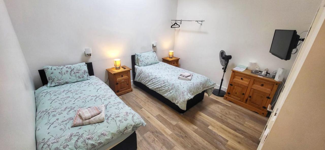 Deepcut Lodge Bed & Breakfast Self Service Кэмберлей Экстерьер фото