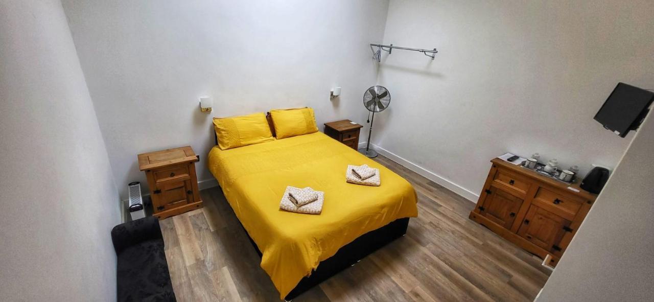 Deepcut Lodge Bed & Breakfast Self Service Кэмберлей Экстерьер фото