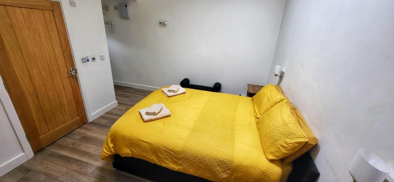 Deepcut Lodge Bed & Breakfast Self Service Кэмберлей Экстерьер фото