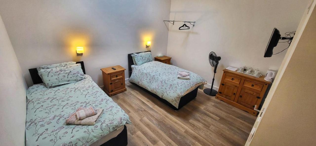 Deepcut Lodge Bed & Breakfast Self Service Кэмберлей Экстерьер фото